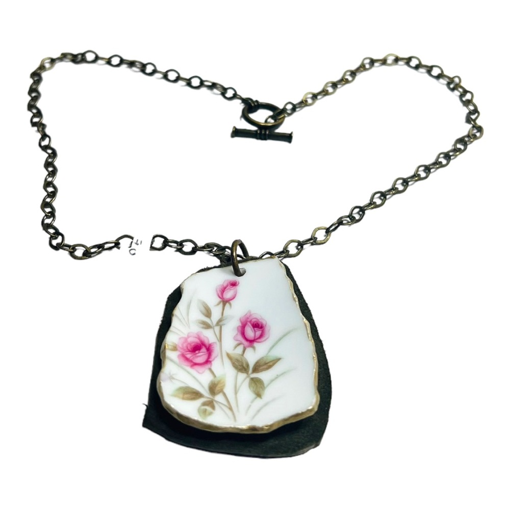 Floret Tea Rose Broken China Necklace - Green Leather Pendant | Alma Antigua - Picture 4 of 15